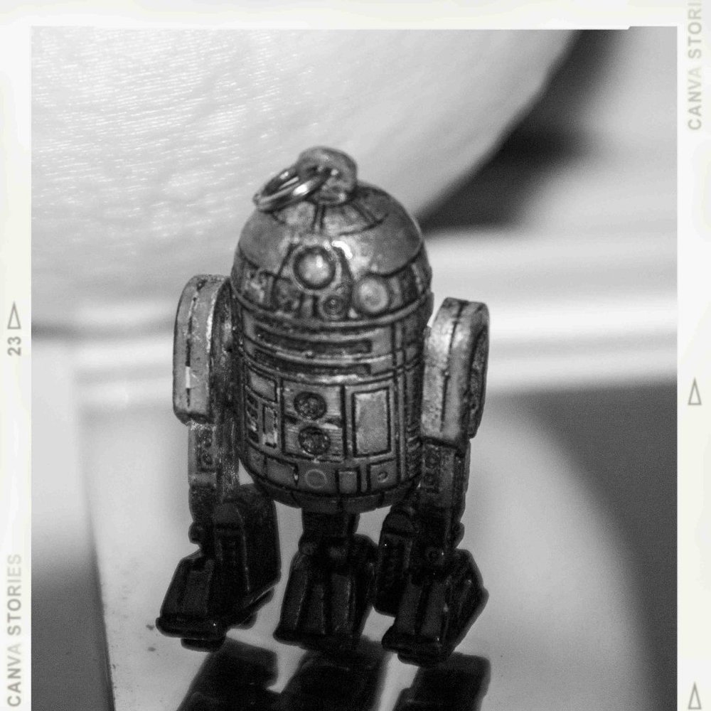 Vintage Star Wars 1977 R2D2 Pendant - Articulated